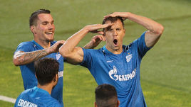 16 августа. Санкт-Петербург. "Зенит" – "Динамо" Мн – 8:1. Герой встречи Артем ДЗЮБА (справа) оформил хет-трик и сокрушил соперника.