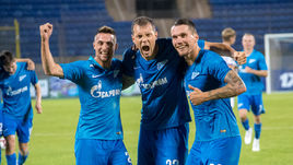 16 августа. Санкт-Петербург. "Зенит" - "Динамо" Мн - 8:1. Роберт МАК, Артем ДЗЮБА и Антон ЗАБОЛОТНЫЙ (слева направо) празднуют победу.