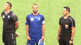 Кадр из трансляции матча "Мордовия" - "Нижний Новгород". Виталий ФЕДОРИВ (в центре) не повернулся к флагу России во время исполнения гимна.