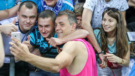 Артем ДЗЮБА с болельщиками.