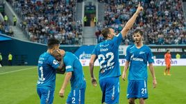 19 августа. Санкт-Петербург. "Зенит" – "Урал" – 4:1. 78-я минута. Артем ДЗЮБА (№22) празднует третий гол хозяев вместе с Себастьяном ДРИУССИ (№11), Александром АНЮКОВЫМ (№2) и Александром ЕРОХИНЫМ.