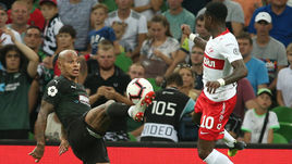 18 августа. Краснодар. "Краснодар" - "Спартак" - 0:1. 90-я минута. Мгновение спустя Квинси ПРОМЕС (№ 10) приземлится на ногу форварда хозяев АРИ и собьет его. Но арбитр Сергей Лапочкин пенальти не назначит.