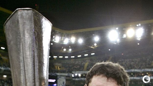 2005 год. Армеец Юрий ЖИРКОВ с Кубком УЕФА.
