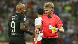 18 августа. Краснодар. "Краснодар" - "Спартак" - 0:1. Главный арбитр Сергей ЛАПОЧКИН (справа) и получивший красную карточку нападающий быков АРИ.