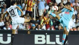 20 августа. Валенсия. "Валенсия" - "Атлетико" - 1:1. Капитан хозяев Даниэль ПАРЕХО (слева) против форвард гостей Диегу КОСТЫ.