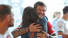 20 августа. Москва. "Обнимашки" от Федора СМОЛОВА на встрече с болельщиками.