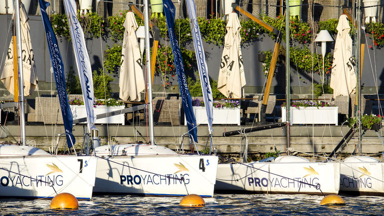 Здесь вас научат ходить на яхте. Здесь вас научат ходить на яхте.