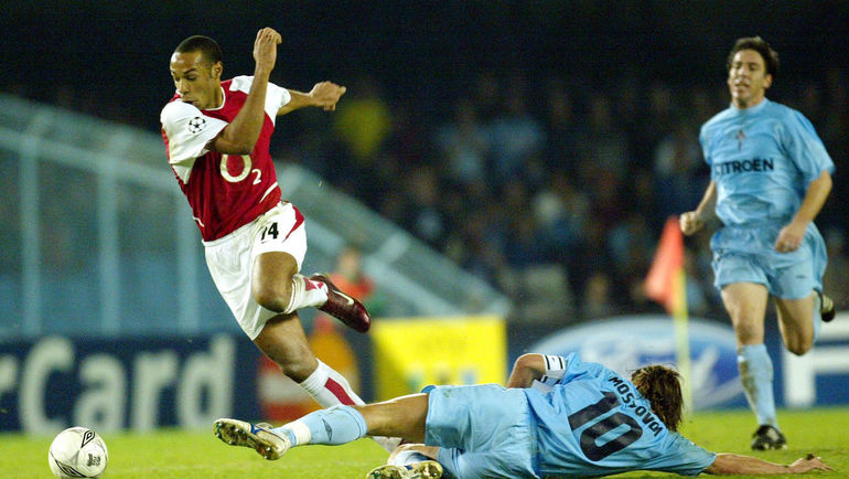 Александр МОСТОВОЙ в подкате останавливает Тьерри АНРИ. Фото REUTERS Александр МОСТОВОЙ в подкате останавливает Тьерри АНРИ. Фото REUTERS