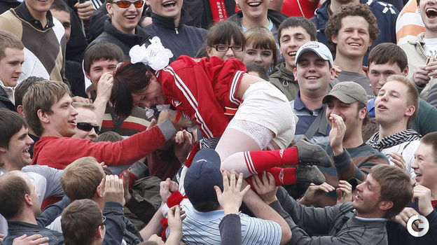 Девушки на руках и другие моменты матчей "Спартак" - "Динамо"