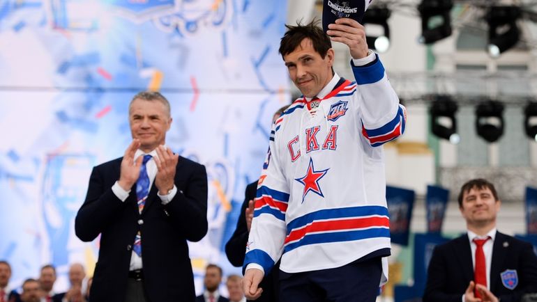 Александр МЕДВЕДЕВ (слева) и Павел ДАЦЮК. Фото photo.khl.ru Александр МЕДВЕДЕВ (слева) и Павел ДАЦЮК. Фото photo.khl.ru