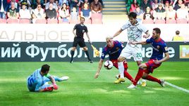 25 августа. Казань. "Рубин" - ЦСКА - 1:1. Сердар АЗМУН (№20) в штрафной Игоря АКИНФЕЕВА.