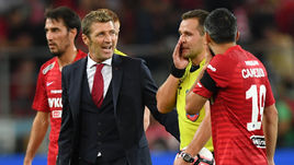 25 августа. Москва. Тушино. "Спартак" - "Динамо" - 2:1. Главный тренер "Спартака" Массимо КАРРЕРА и главный арбитр матча Евгений ТУРБИН после игры.