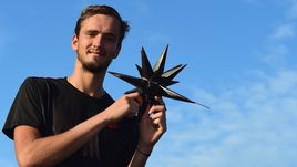 Даниил МЕДВЕДЕВ с кубком за победу на турнире в Уинстон-Салеме.