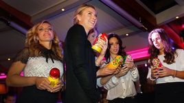 Светлана КУЗНЕЦОВА (слева), Мария ШАРАПОВА (в центре) и Дарья КАСАТКИНА (справа, с Анастасией МЫСКИНОЙ): кто из них зажжет в Нью-Йорке?