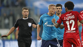 6 августа 2017 года. Санкт-Петербург. "Зенит" - "Спартак" - 5:1. Стычка с участием ЛУИЗА АДРИАНУ (№12) и Игоря СМОЛЬНИКОВА. Судья Михаил ВИЛКОВ - слева.