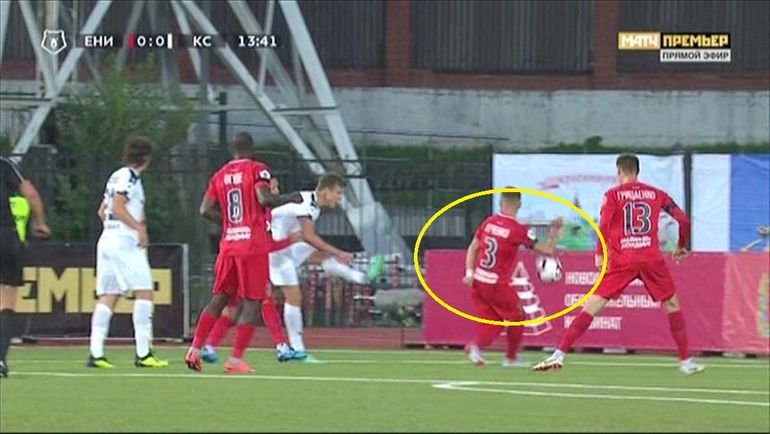 Спорный момент на 14-й минуте. Спорный момент на 14-й минуте.