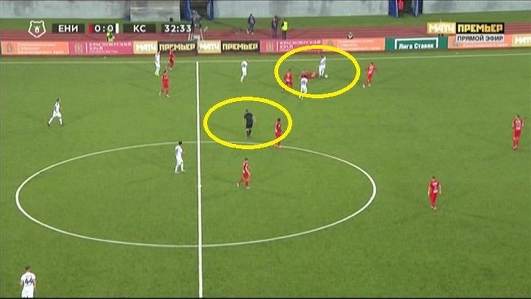 Спорный момент на 33-й минуте. Спорный момент на 33-й минуте.