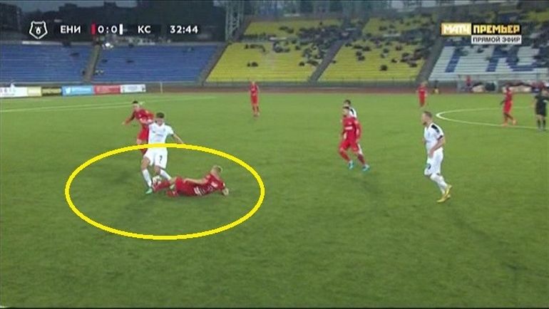 Спорный момент на 33-й минуте. Спорный момент на 33-й минуте.