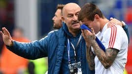 Июнь. Москва. Главный тренер сборной России Станислав ЧЕРЧЕСОВ и форвард национальной команды Федор СМОЛОВ.