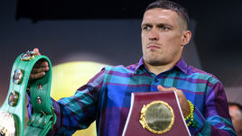 19 июля. Москва. Александр УСИК привез в Россию два пояса, а забрал четыре.