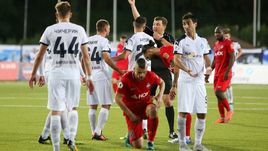 27 августа. Тюмень. "Енисей" - "Крылья Советов" - 1:0. Михаил ВИЛКОВ удаляет Олега ЛАНИНА (№64).