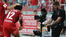 Самые захватывающие матчи чемпионата практически пропали с общедоступных телеканалов.