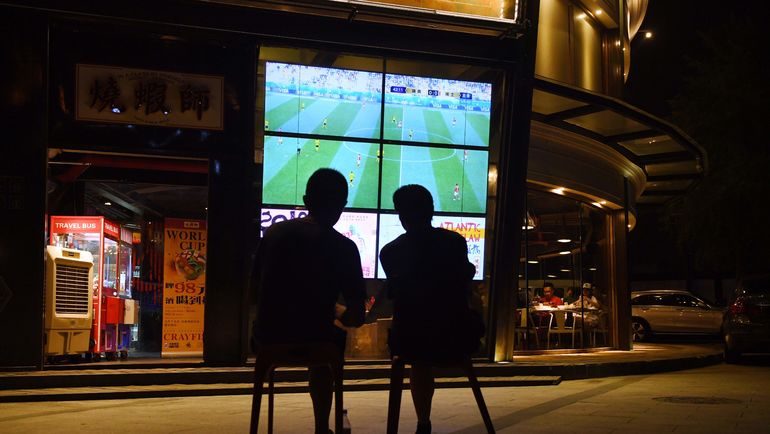 Футбол - везде. Не только во время чемпионата мира. Фото AFP Футбол - везде. Не только во время чемпионата мира. Фото AFP