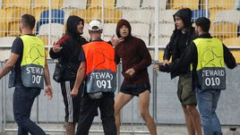 Беспредел в Киеве – голландцев избили украинские фанаты, а затем – полиция. Видео