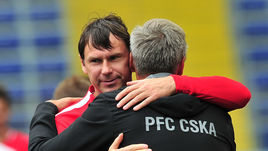 21 июля. Москва. ЦСКА - "Енисей" - 1:1. Егор ТИТОВ (слева) и Сергей ОВЧИННИКОВ перед товарищеским матчем.