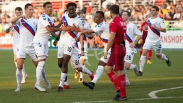 30 августа. Уфа. "Уфа" - "Рейнджерс" - 1:1. Игроки "Рейнджерс" празднуют забитый гол.