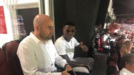 Квинси ПРОМЕС на трибуне стадионе "Севильи".