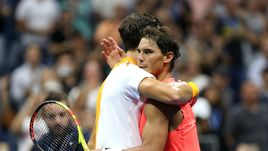 Пятница. Нью-Йорк. Карен ХАЧАНОВ (справа) и Рафаэль НАДАЛЬ после битвы, растянувшейся на четыре с половиной часа.