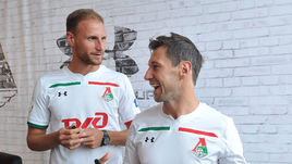 Новички "Локомотива" Бенедикт ХЕВЕДЕС (слева) и Гжегож КРЫХОВЯК.