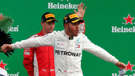 2 сентября. Монца. Победитель гонки Льюис ХЭМИЛТОН и Кими РАЙККОНЕН (на втором плане).