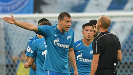 2 сентября. Санкт-Петербург. "Зенит" - "Спартак" - 0:0. Арбитр Владимир МОСКАЛЕВ (справа) и Артем ДЗЮБА.