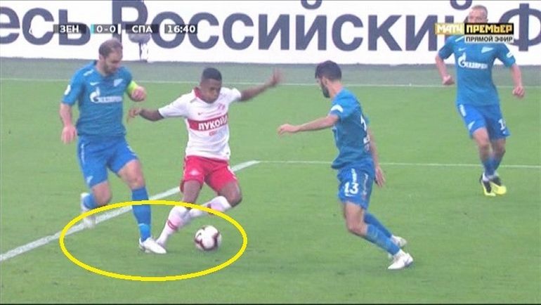 17-я минута. Бранислав Иванович - Педро Роша. 17-я минута. Бранислав Иванович - Педро Роша.