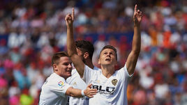 2 сентября. Валенсия. "Леванте" - "Валенсия" - 2:2. Денис ЧЕРЫШЕВ (на переднем плане) празднует свой первый гол в сезоне.