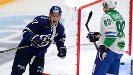 2 сентября. Москва. "Динамо" М – "Салават Юлаев" – 2:3 ОТ. Двух передач Вадима ШИПАЧЕВА (слева) не хватило бело-голубым для победы над уфимцами.