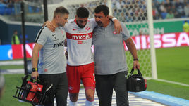 2 сентября. Санкт-Петербург. "Зенит" - "Спартак" - 0:0. Травмированный защитник красно-белых Самюэль ЖИГО в сопровождении врачей.