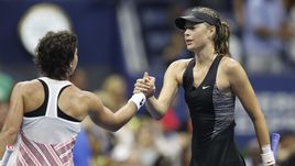 3 сентября. Нью-Йорк. Мария ШАРАПОВА (справа) поздравляет Карлу СУАРЕС НАВАРРО с выходом в четвертьфинал US Open.