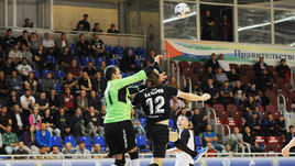 Дебютант громит старожила