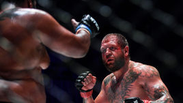 18 августа. Москва. Лужники. Александр ЕМЕЛЬЯНЕНКО против Тони ДЖОНСОНА.