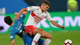 2 сентября. Санкт-Петербург. "Зенит" - "Спартак" - 0:0. Полузащитник "Спартака" Роман ЗОБНИН (справа) в борьбе с полузащитником "Зенита" Далером КУЗЯЕВЫМ.