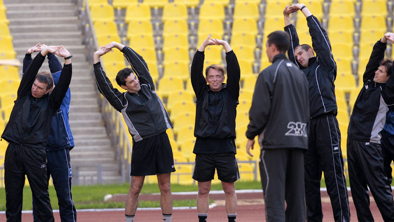 19 мая 2006 года. Алексей Николаев (второй слева), Владимир Петтай и Эдуард Малый на тренировке судей в Лужниках. Фото Алексей ИВАНОВ 19 мая 2006 года. Алексей Николаев (второй слева), Владимир Петтай и Эдуард Малый на тренировке судей в Лужниках. Фото Алексей ИВАНОВ