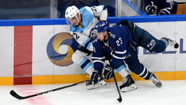 6 сентября. Москва. "Динамо" М - "Сибирь" - 6:3. Форвард бело-голубых Евгений Мозер (справа) против нападающего гостей Сергея Барбашева.