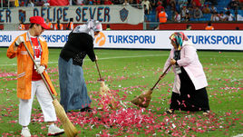 Пятница. Трабзон. Турция - Россия. Уборка спешит на помощь в перервые.