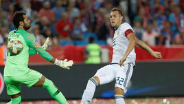 7 сентября. Трабзон. Турция – Россия – 1:2. 49-я минута. Артем Дзюба (справа) забивает победный гол.