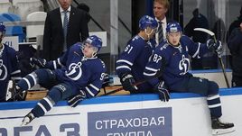 Хоккеисты московского "Динамо" Дмитрий Кагарлицкий (№9) и Вадим Шипачев (№87).