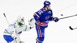 Суббота. Санкт-Петербург. СКА - "Салават Юлаев" - 1:4. Андрей Кареев (слева) и Сергей Плотников.