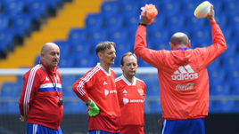 Воскресенье. Ростов-на-Дону. Тренерский штаб сборной России: Станислав Черчесов, Гинтарас Стауче, Владимир Паников и Миросав Ромащенко (слева направо).